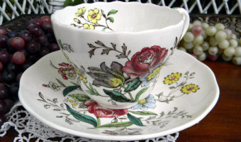 Collecting Antique Aynsley Tea Cup and Saucer Sets